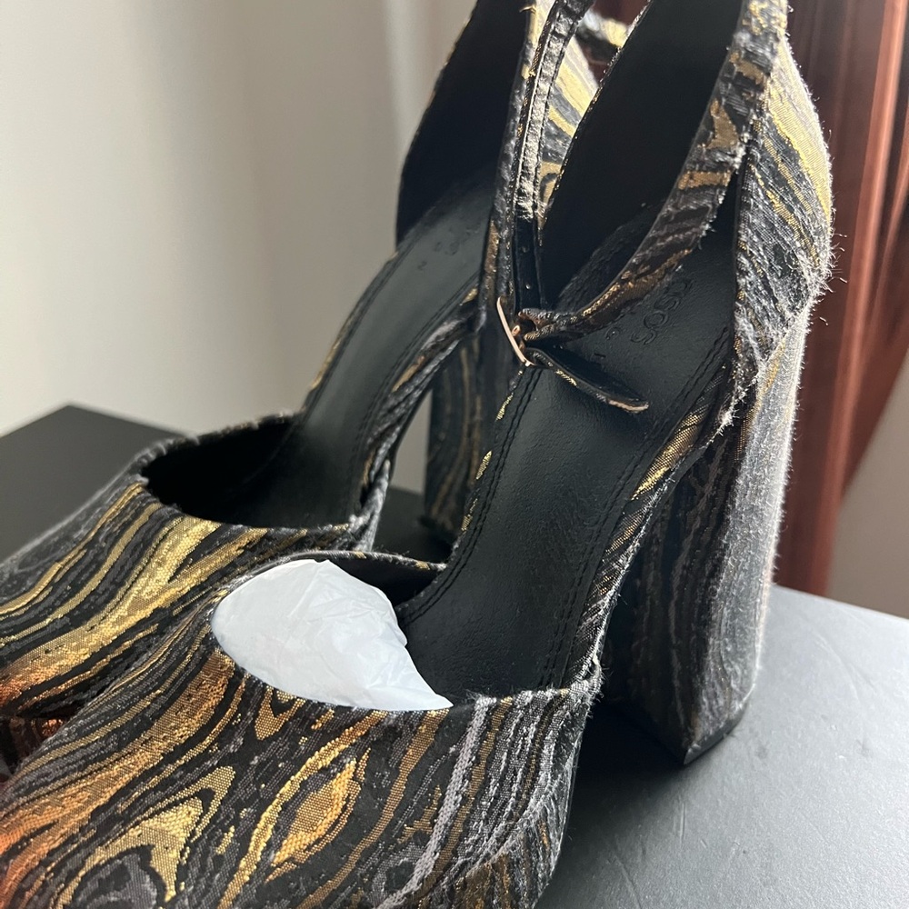 ASOS Gold and Black Heels with Elegant Design (Never worn)